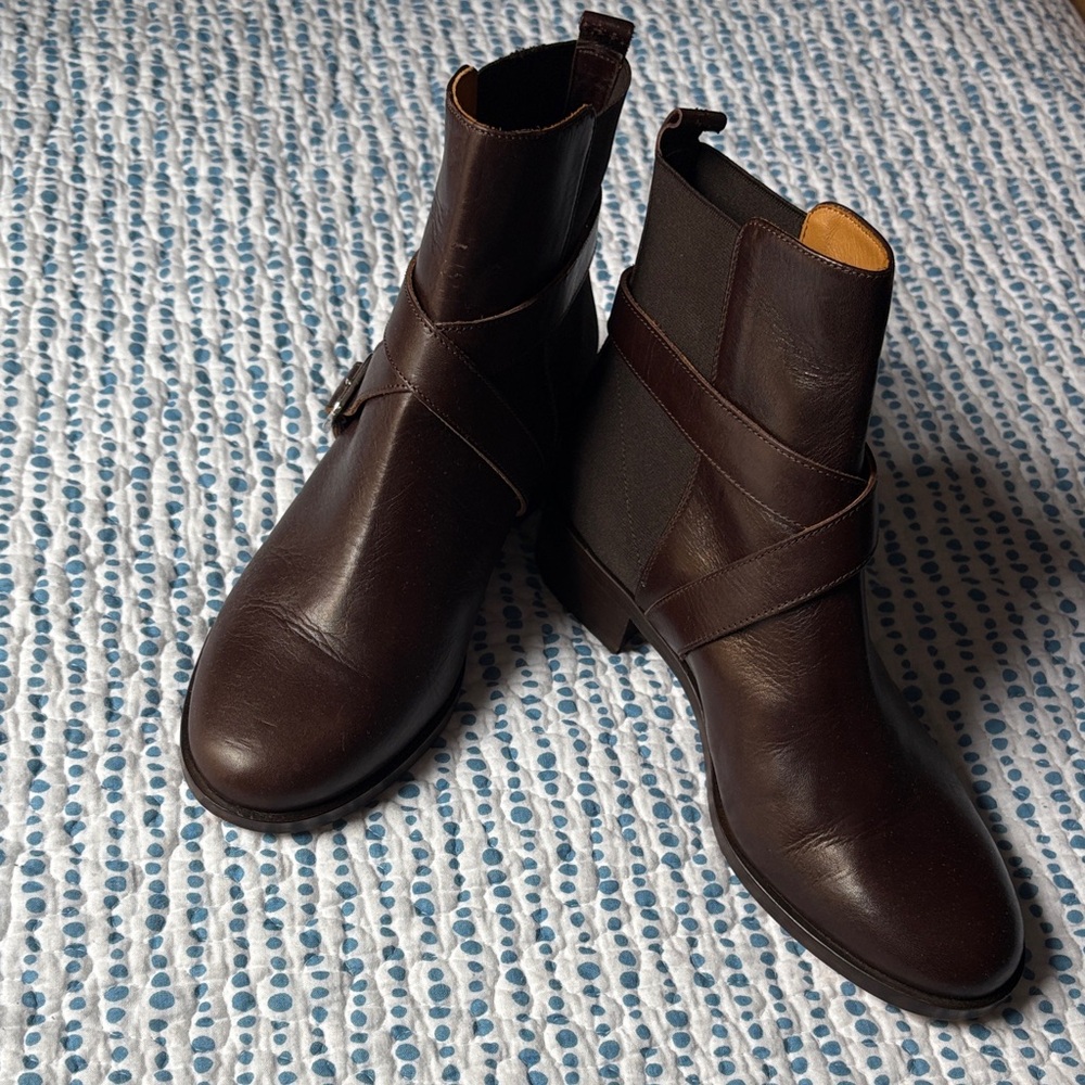 Saks Fifth Avenue 10022 women’s Brown  Italian-made Leather Bootie